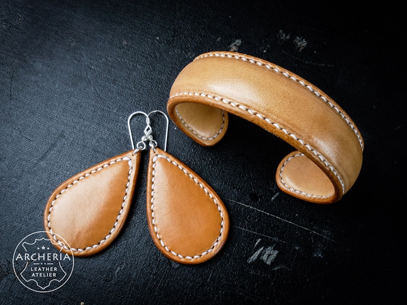 Leder Schmuckset. Handarbeit. Ohrringe und Armspange aus vegetabil gegerbtem Rindsleder.