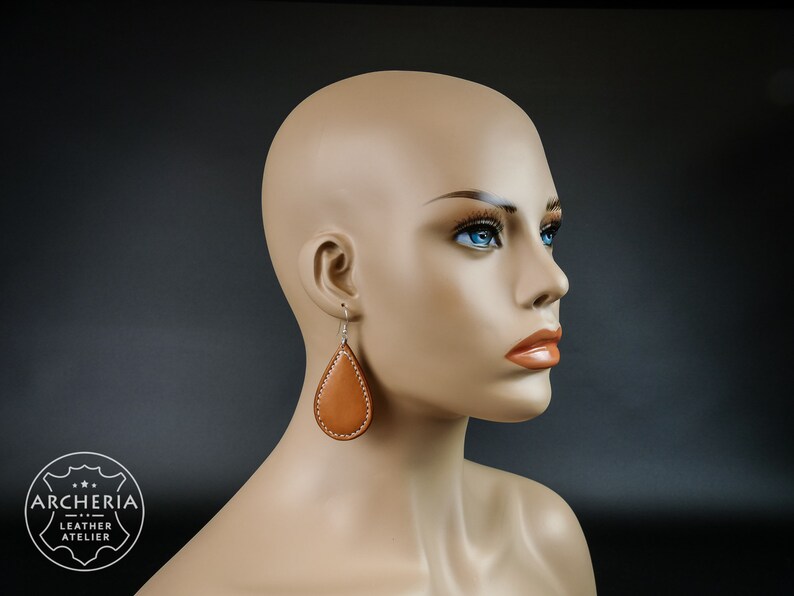 Leder Schmuckset. Handarbeit. Ohrringe und Armspange aus vegetabil gegerbtem Rindsleder.