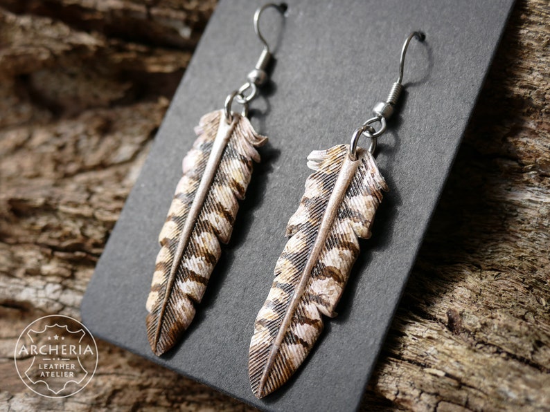 Leder Feder Ohrringe, Raubvogel, handgefertigt. Punziert und bemalt. Vegetabil gegerbtes Rindsleder. Ohrhaken aus chirurgischem Edelstahl.