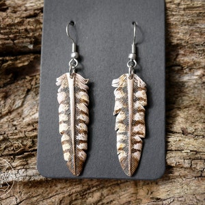 Leder Feder Ohrringe, Raubvogel, handgefertigt. Punziert und bemalt. Vegetabil gegerbtes Rindsleder. Ohrhaken aus chirurgischem Edelstahl.