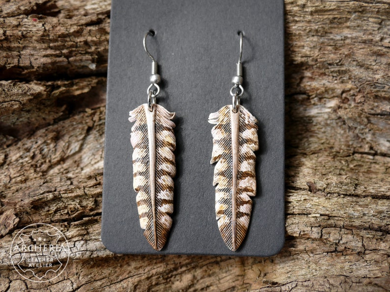 Leder Feder Ohrringe, Raubvogel, handgefertigt. Punziert und bemalt. Vegetabil gegerbtes Rindsleder. Ohrhaken aus chirurgischem Edelstahl.