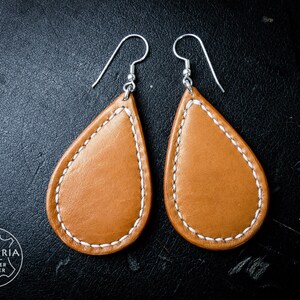 Leder Schmuckset. Handarbeit. Ohrringe und Armspange aus vegetabil gegerbtem Rindsleder.