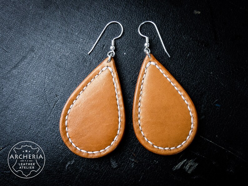 Leder Schmuckset. Handarbeit. Ohrringe und Armspange aus vegetabil gegerbtem Rindsleder.