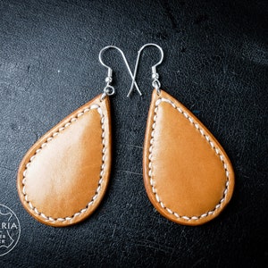 Leder Schmuckset. Handarbeit. Ohrringe und Armspange aus vegetabil gegerbtem Rindsleder.