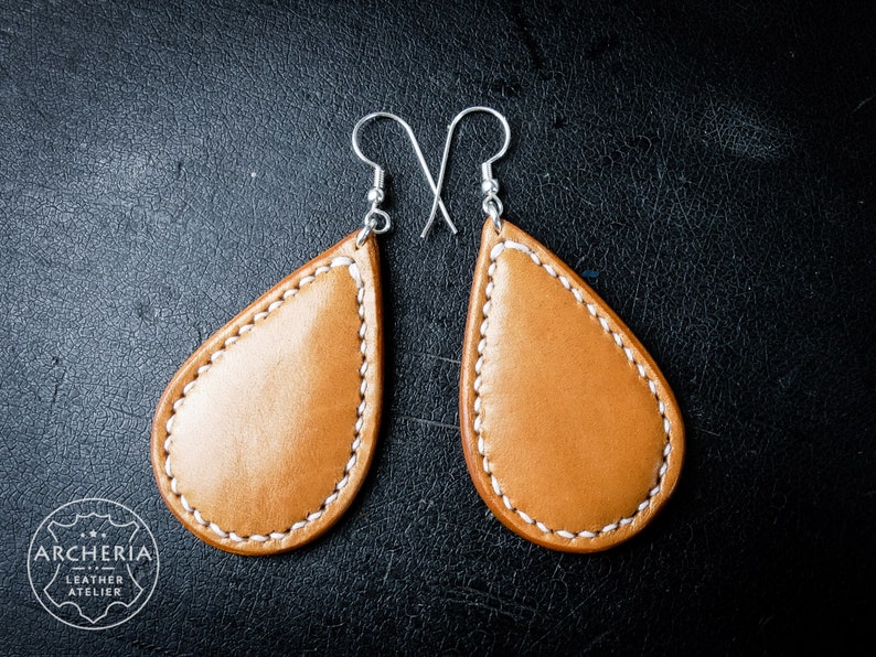 Leder Schmuckset. Handarbeit. Ohrringe und Armspange aus vegetabil gegerbtem Rindsleder.