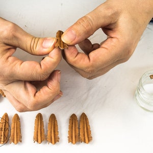 Herstellung der Leder Feder Ohrringe.