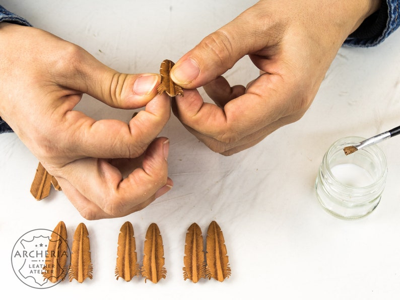 Herstellung der Leder Feder Ohrringe.