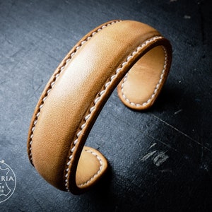 Leder Schmuckset. Handarbeit. Ohrringe und Armspange aus vegetabil gegerbtem Rindsleder.