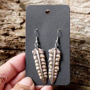 Leder Feder Ohrringe, Raubvogel, handgefertigt. Punziert und bemalt. Vegetabil gegerbtes Rindsleder. Ohrhaken aus chirurgischem Edelstahl.