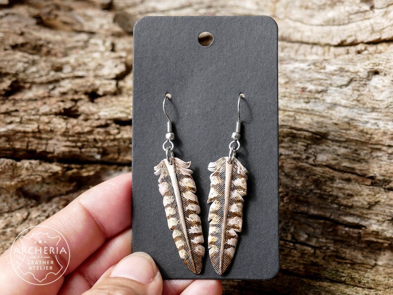 Leder Feder Ohrringe, Raubvogel, handgefertigt. Punziert und bemalt. Vegetabil gegerbtes Rindsleder. Ohrhaken aus chirurgischem Edelstahl.