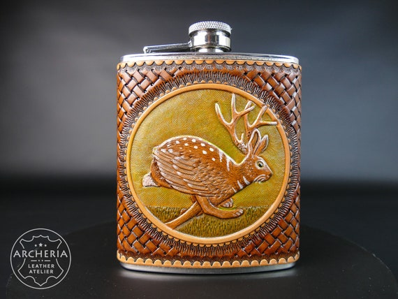 Leder Flachmann Wolpertinger | Handpunziert & Bemalt | Edelstahl Taschenflasche | Pflanzlich gegerbt | Geschenk für Jäger Traditionell