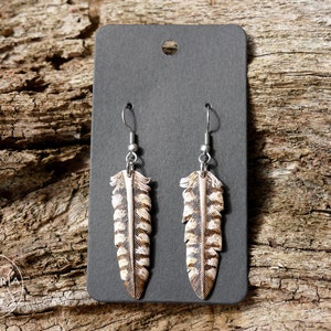 Leder Feder Ohrringe, Raubvogel, handgefertigt. Punziert und bemalt. Vegetabil gegerbtes Rindsleder. Ohrhaken aus chirurgischem Edelstahl.