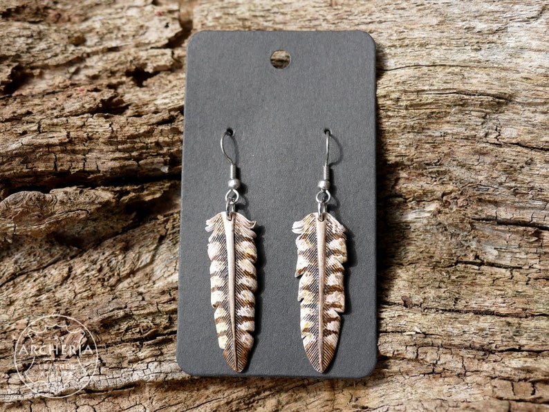 Leder Feder Ohrringe, Raubvogel, handgefertigt. Punziert und bemalt. Vegetabil gegerbtes Rindsleder. Ohrhaken aus chirurgischem Edelstahl.