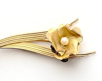 Broche vintage en forme de feuille de fleur ton or et de fausses perles. Épingle fleur feuille tige non signée