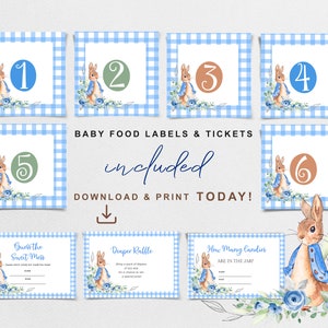 Puede incluir: Un conjunto de imprimibles para baby shower con Peter Rabbit. El dise&ntilde;o incluye tarjetas numeradas con un borde de cuadros azules, detalles florales y el texto "BABY FOOD LABELS & TICKETS included DOWNLOAD & PRINT TODAY!" Tambi&eacute;n se incluyen tarjetas de juego.