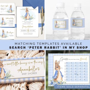 Puede incluir: Un conjunto de papeler&iacute;a para baby shower con el tema de Peter Rabbit. Incluye invitaciones, tarjetas de agradecimiento, tarjetas de rifa y etiquetas para botellas de agua. La invitaci&oacute;n presenta el texto "Jenny Anderson" y "S&aacute;bado 18 a las 3 PM".