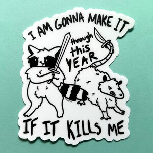 Pegatina de mapache con espada y zarigüeya con cuchillo: "Superaré este año aunque me cueste la vida", inspirada en la letra de Mountain Goats.