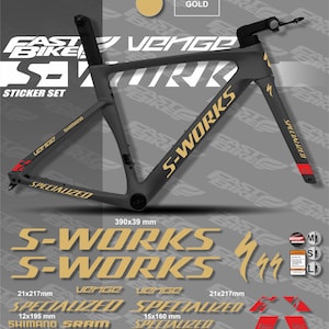 Pode incluir: Um conjunto de adesivos para quadro de bicicleta em ouro e preto para uma bicicleta Specialized S-Works Venge. O conjunto inclui adesivos de vários tamanhos com os logotipos Specialized e S-Works, bem como as palavras "Venge" e "Shimano".