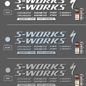 K&ouml;nnte beinhalten: Grafik mit S-WORKS Fahrradaufklebern in Wei&szlig;, Silber und Grau. Jede Farboption enth&auml;lt das Branding von Specialized und Kenevo FSR sowie Gr&ouml;&szlig;en- und Warnhinweise. Die Aufkleber sind f&uuml;r Fahrr&auml;der.