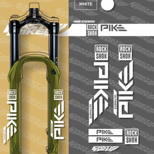 Könnte beinhalten: Weiße Gabelaufkleber für eine RockShox Pike Ultimate Federgabel. Die Aufkleber zeigen das RockShox-Logo und die Wörter "Pike" und "Ultimate".