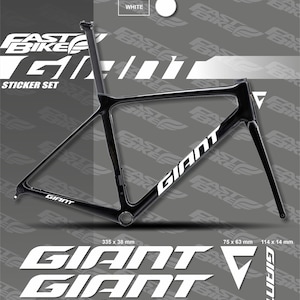 Puede incluir: Un conjunto de calcomanías de cuadro de bicicleta de vinilo blanco para una bicicleta Giant. Las calcomanías incluyen la palabra "Giant" en varios tamaños y un pequeño logotipo triangular. Las calcomanías están diseñadas para ser aplicadas a un cuadro de bicicleta negro.