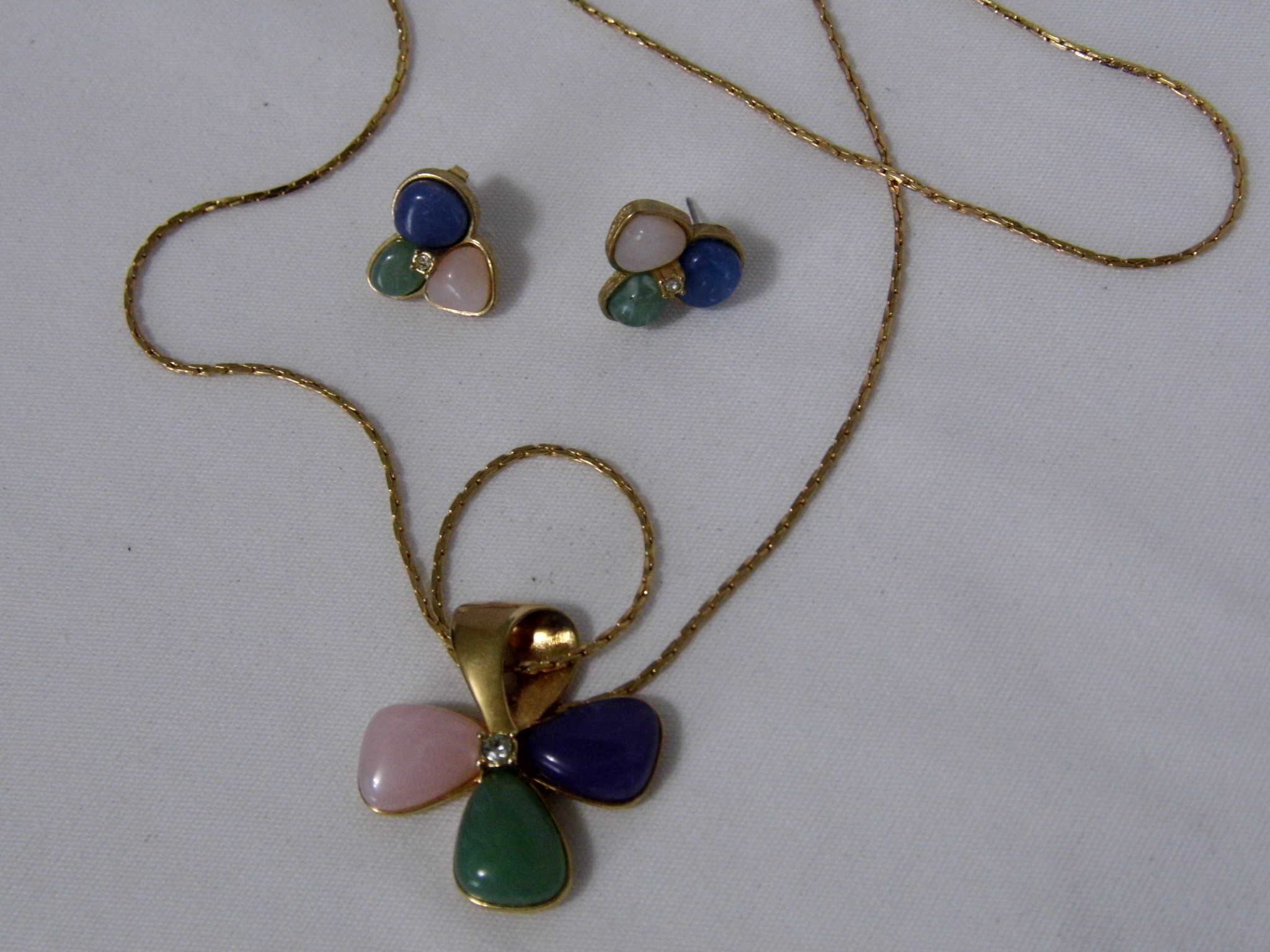 Adorable Vintage 1980's Avon Flower Pendant Necklace and