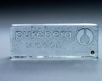 Logo dei rivenditori rari di Pukeberg Svezia Vetrocemento MCM Scandinavian Art Glass Sweden