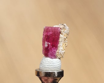 美しい希少宝石、ビクスバイトレッドベリルエメラルドカットストーン