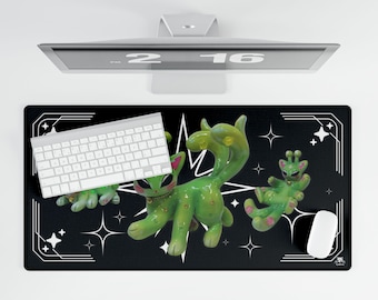 Puede incluir: Alfombrilla de ratón rectangular negra con un diseño caprichoso de criaturas alienígenas verdes con acentos rosas y gráficos de estrellas. Un teclado y un ratón blancos están en la almohadilla. La alfombrilla tiene un borde blanco.
