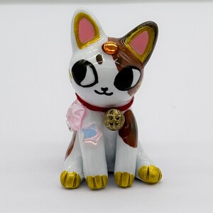 Crumpet the lucky cat sculpture