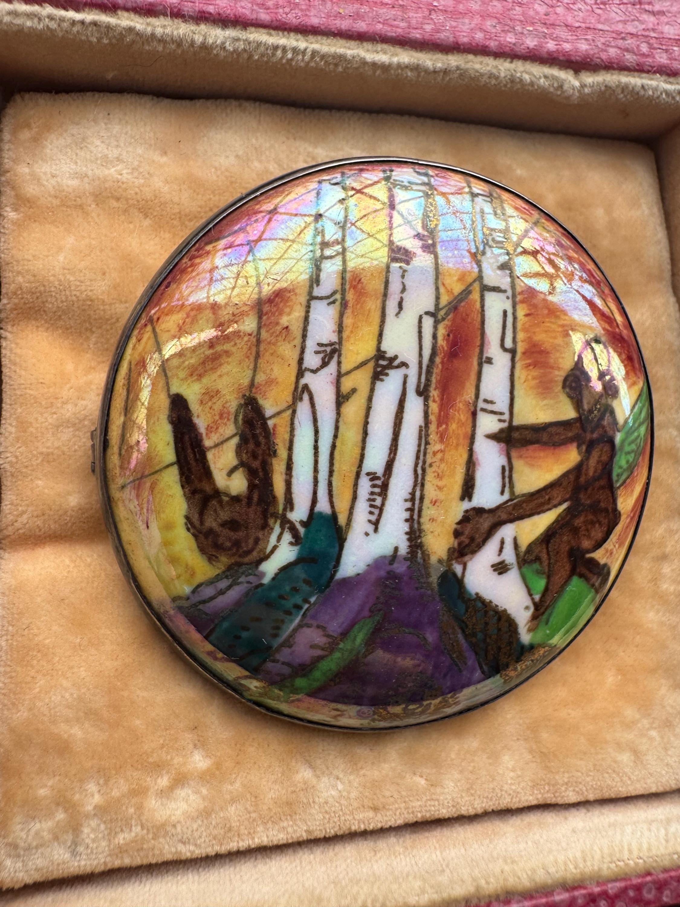 希少なウェッジウッド フェアリーランド ラスター ブローチ | デイジー