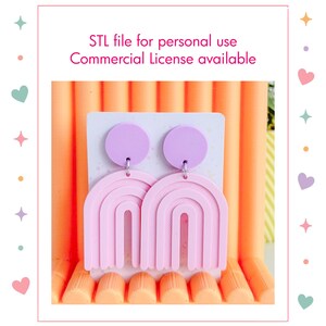 Op de afbeelding: Een paar oorbellen met een lichtpaars rond bovendeel verbonden aan een lichtroze boogvormige hanger. De oorbellen worden gepresenteerd op een witte kaart met de tekst STL file for personal use Commercial License available.