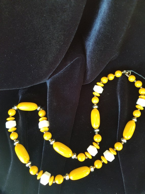 Butterscotch Lucite Beaded Necklace from the 40's - image 5