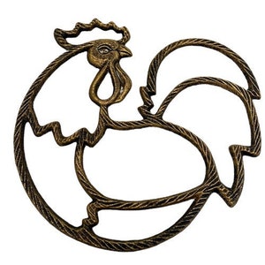 Könnte beinhalten: Ein goldfarbener, roosterförmiger Untersetzer aus Metall mit einem detaillierten Design. Der Untersetzer ist ein dekoratives Küchenutensil.