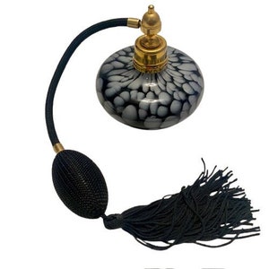 Botella de perfume de vidrio soplado con atomizador blanco y negro con borla para decoración de tocador