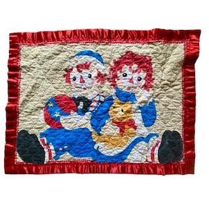 ラガディ　アン＆アンディ　雑貨ブランケット Raggedy Ann and Andy Quilted Baby Blanket Handmade Red Satin