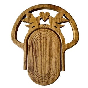 Op de afbeelding: Een houten fruitmand met een gesneden ontwerp. De mand is gemaakt van lichtbruin hout en heeft een hart- en vogelontwerp aan de bovenkant. De mand is ovaal van vorm en heeft een opvouwbaar ontwerp.