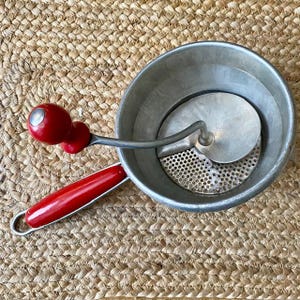 Moulin à nourriture en aluminium vintage des années 40, utilisation à la ferme ou décoration, poignées en bois rouges
