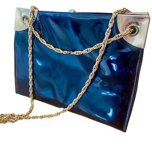 Bolso de hombro Markay de mediados de siglo con asa superior de vinilo negro sintético con correa de cadena dorada. Fabricado en EE. UU.