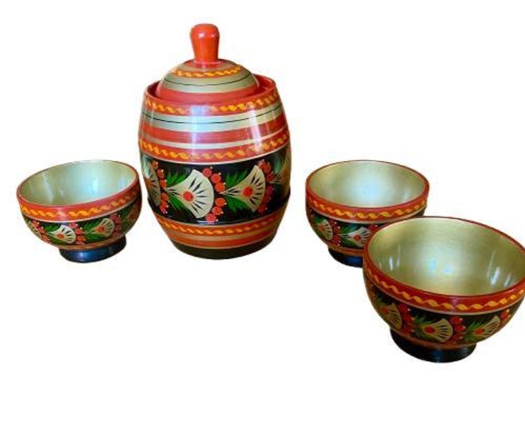伝統的なロシアのホフロマの絵付けされた木製の壺と3つのボウルの