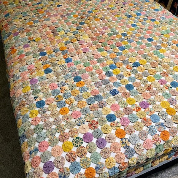 Yo Yo Quilt Very Vintage 1930s Feedsack Fabrics All Hand Sewn Colorful Queen Full Bed or Wall Decor Farmhouse Cottage Americana