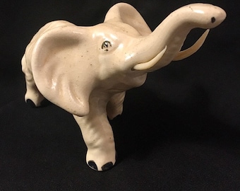 Olifant beeldje vintage keramiek crème spikkel glazuur slagtanden kofferbak omhoog