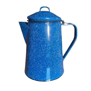 Puede incluir: Una cafetera de esmalte azul moteado con tapa y asa. La cafetera tiene un pico para verter y un borde negro. Esta cafetera de estilo vintage es ideal para acampar o para uso doméstico.