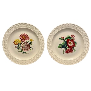 Pratos de porcelana Copeland Spode Conjunto floral de dois cravos malva assinados numerados uso ou decoração galeria parede cottage