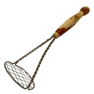Puede incluir: Pasapurés vintage con un mango decorativo. El mango está pintado con un diseño rojo y blanco. El pasapurés presenta un diseño de alambre retorcido y una cabeza de malla de alambre. El pasapurés está hecho de metal y madera.