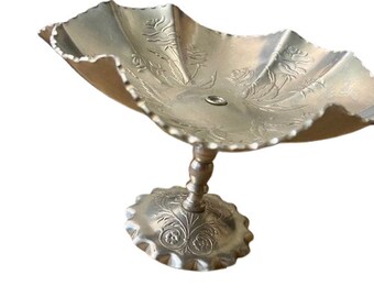 Aluminiowa podstawa do serwowania kompotu, naczynie na drobiazgi, wzory kwiatowe, żłobkowane ranty, dekoracja stołu, styl Mid Century Vintage, lata 60. XX wieku
