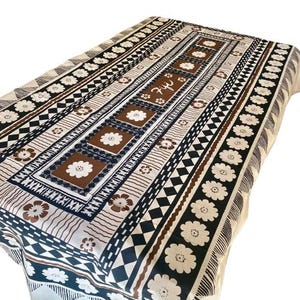 Mantel de lino con estampado Tapa, fabricado en Fiyi, tonos tierra, rectangular grande, 59 x 108 cm.