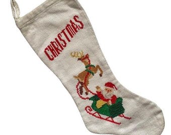 Handgemaakte kerstsok met kruissteek, kerstman en rendieren