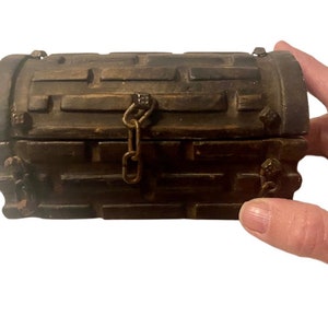 Cofre de tesoros pirata con tapa abovedada y bisagras, caja de joyería de madera tallada vintage de los años 70 con detalle de cadena de metal