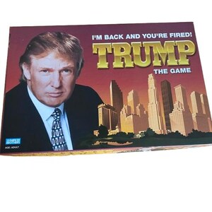 以下が含まれることがあります： 黒い持ち手と「But First, Coffee」の文字が黒い手書き風フォントで書かれた白いセラミックマグ。マグカップは白い表面に置かれています。